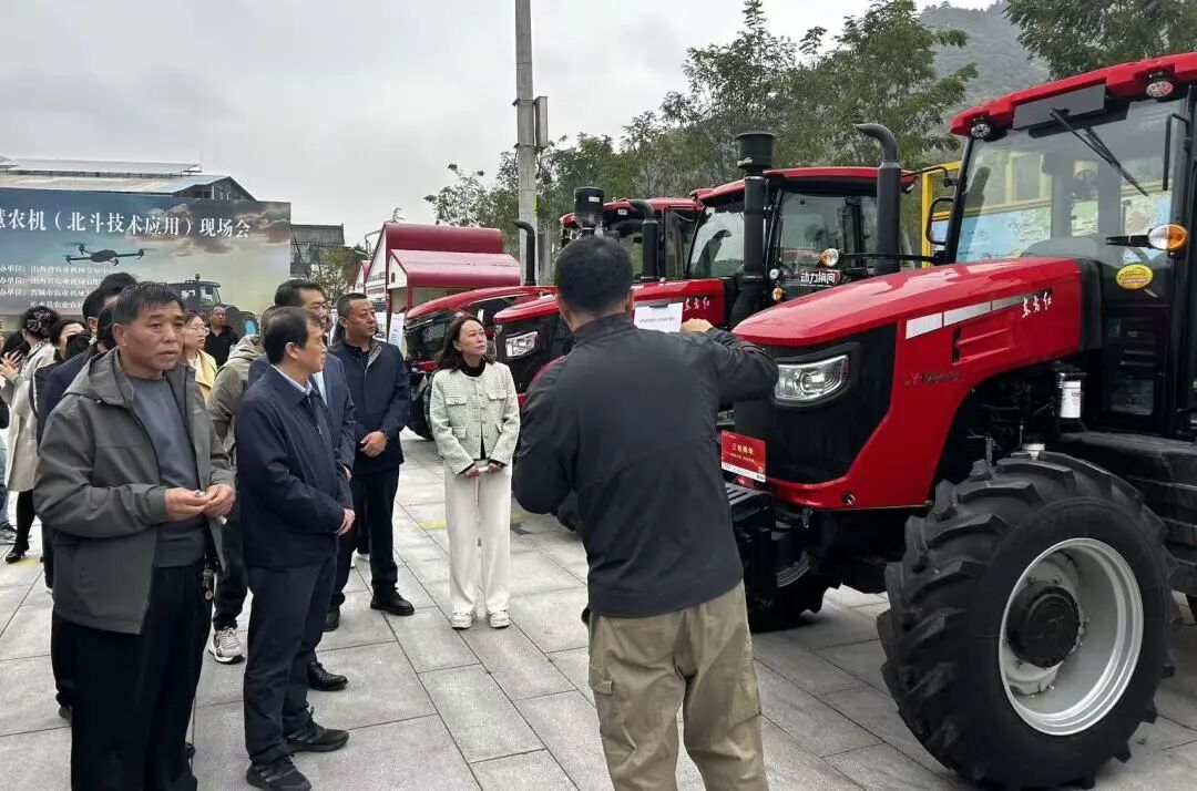 東方紅帶著“山地定制款”亮相現(xiàn)代農(nóng)機展會