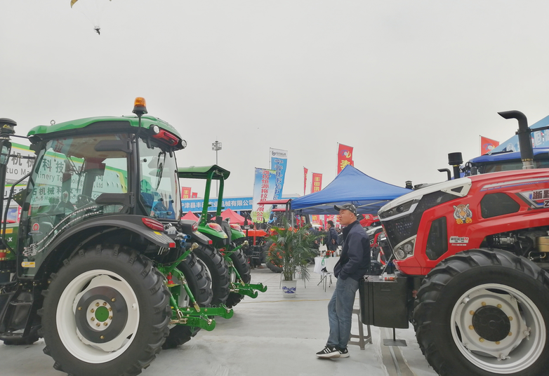 乳山：規(guī)范農(nóng)機(jī)補(bǔ)貼經(jīng)銷環(huán)節(jié) 簽訂張貼承諾書 筑牢政策“防火墻”