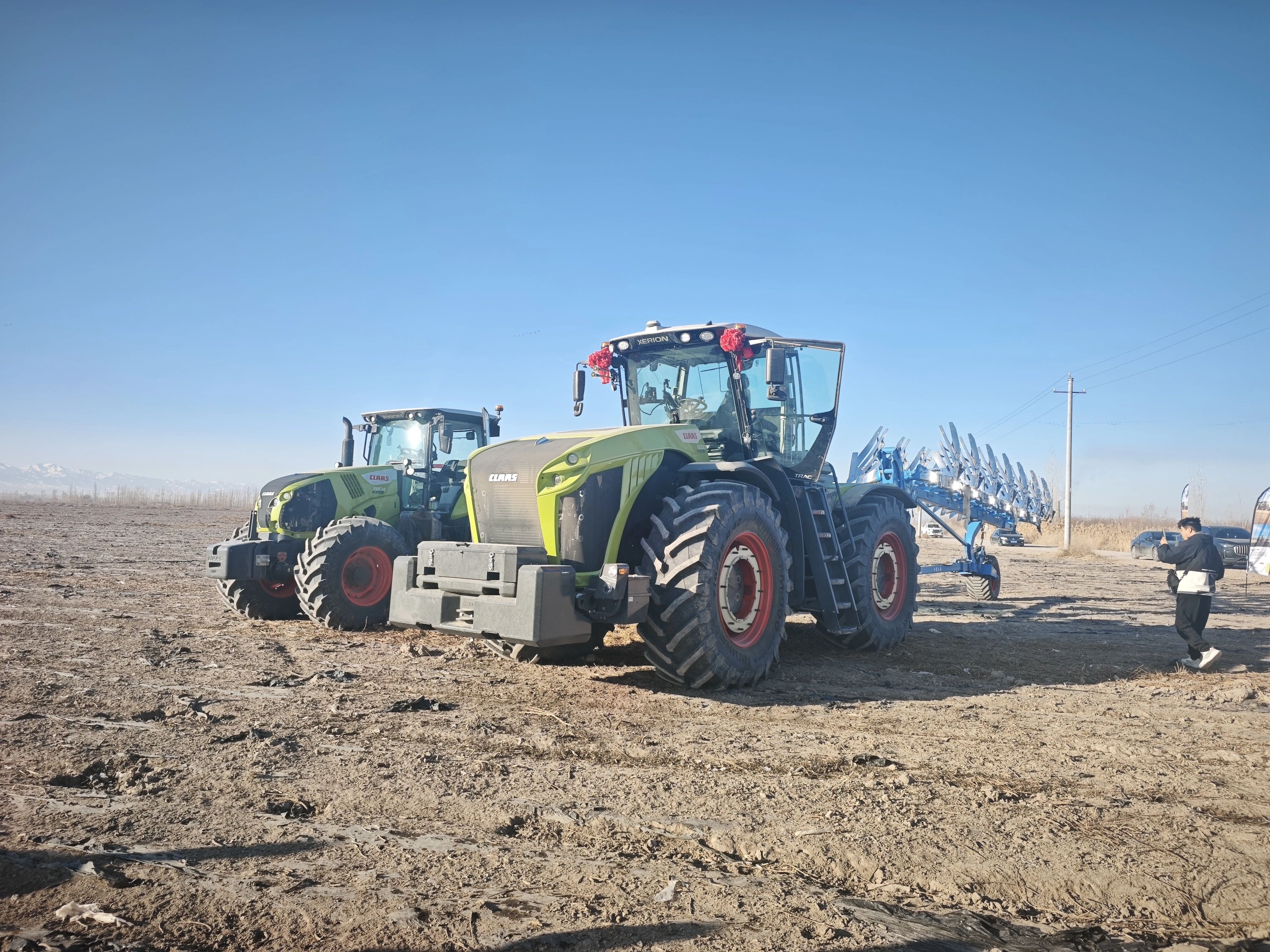 重磅交付！新疆首臺XERION 5000拖拉機落戶伊犁，開啟智慧農業新篇章